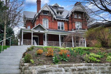 Toronto, Ontario, Kanada - Mayıs 2022: Süslü gablonları ve geniş verandalı, tipik Rosedale mahallesi