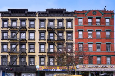 Manhattan Yukarı Batı Yakası, Amsterdam Bulvarı, eski apartmanlar ve etnik restoranlar