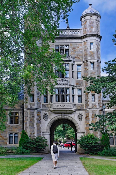 Ann Arbor Michigan Student Walks Arch Gothic Stone Building Exit — Stock Fotó