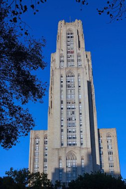 Pittsburgh Üniversitesi 'nde Öğrenim Katedrali olarak bilinen gotik tarzda bir gökdelen.