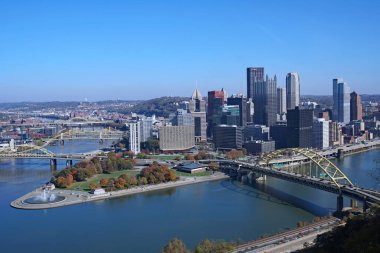 Pittsburgh 'un Washington Dağı' ndan Fort Pitt Park 'ta toplanan şehir siluetinin ve nehirlerin muhteşem bir görüntüsü..