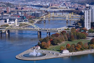 Pittsburgh 'un Washington Dağı' ndan Fort Pitt Park 'ta toplanan şehir siluetinin ve nehirlerin muhteşem bir görüntüsü..