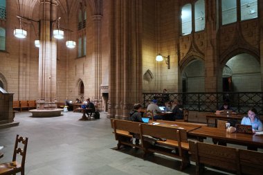 Pittsburgh Üniversitesi 'nde, ortaçağ katedraline olan mimari benzerliğinden dolayı 