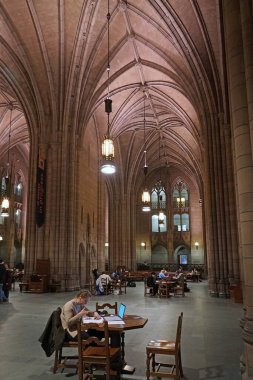 Pittsburgh Üniversitesi 'nde, ortaçağ katedraline olan mimari benzerliğinden dolayı 