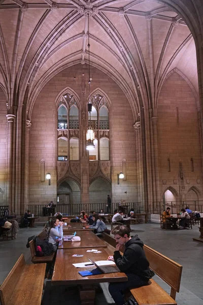 Pittsburgh Üniversitesi 'nde, ortaçağ katedraline olan mimari benzerliğinden dolayı 