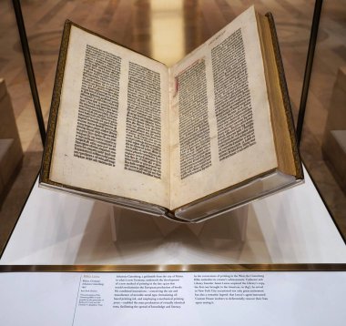 New York Halk Kütüphanesi 'nin koleksiyonunda 1445 yılından kalma bir Gutenberg İncili, Polonsky Sergisi' nin 42. caddesindeki 5. Cadde 'deki ana şubede sergileniyor.