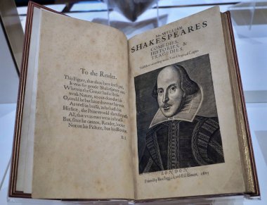 Shakespeare 'in 1623 tarihli çalışmalarının ilki, New York Halk Kütüphanesi' nin koleksiyonunda, Polonsky Sergisi 'nin 42. caddesindeki 5. Cadde' deki ana şubede sergilenmektedir.