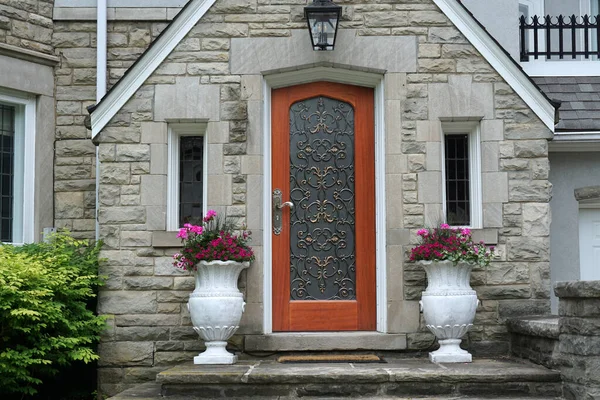 石造りのファサードとエレガントな木目のフロントドアと家の入り口 ロイヤリティフリーのストック写真