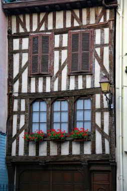 Eski Fransız kenti Troyes 'teki ortaçağ yarı keresteli binası cephesi