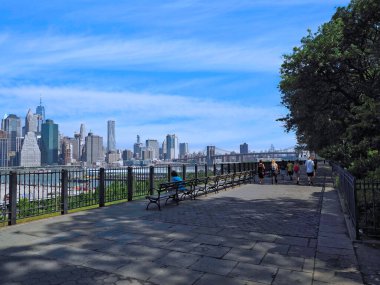Brooklyn Heights Gezinti Alanı, 1,826 feet uzunluğunda bir platform ve Manhattan ufuk çizgisini harika bir şekilde gören yaya geçidi.