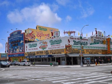 Nathan 'ın ünlü sosisli büfesiyle New York' taki Coney Adası eğlence alanı.