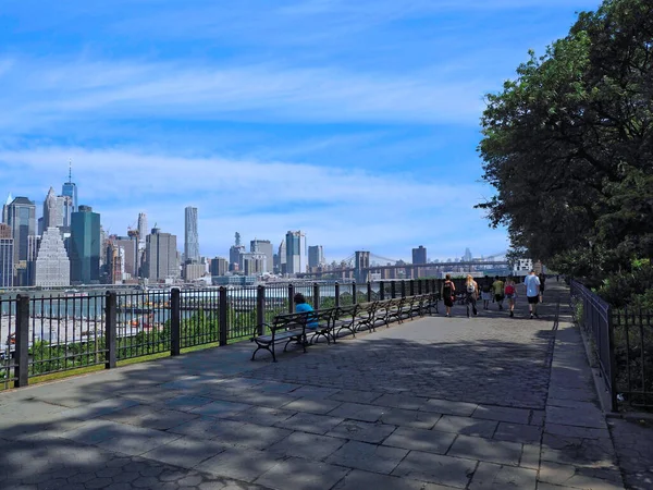 ブルックリンハイツ プロムナードは マンハッタンのスカイラインを一望できる全長1 826フィートのプラットフォームと歩道です — ストック写真
