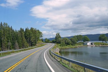 Virajlı göl yolu, Cabot Patikası, Nova Scotia, Bras d 'Or Gölü' nün yanında.