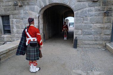 HALIFAX, NOVA SCOTIA - AĞUSTOS 2019: Geleneksel İskoç üniformalı askerler Kale 'deki muhafızların değişimini gerçekleştiriyor.