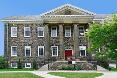 HALIFAX, CANADA - AĞUSTOS 2019: Dalhousie Üniversitesi, tepede eski taş binalar bulunan Kanada 'nın en eski ve en prestijli üniversitelerinden biridir..