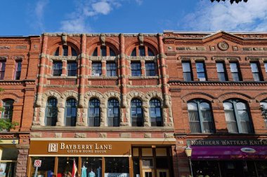 CHARLOTTETown, CANADA - Ağustos 2019: Prens Edward Adası 'ndaki bu eski şehir, şehir merkezinde Victoria Row gibi ilginç dükkanları olan birçok iyi korunmuş 19. yüzyıl binalarına sahiptir..
