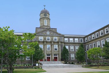 HALIFAX, CANADA - AĞUSTOS 2019: Dalhousie Üniversitesi, tepede eski taş binalar bulunan Kanada 'nın en eski ve en prestijli üniversitelerinden biridir..