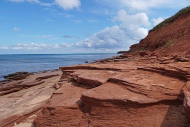 Prens Edward Adası 'nın kuzey kıyısında kırmızı kumtaşı oluşumları