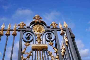 14. Louis 'in Güneş Kralı olarak tasvir edildiği Versay' daki eski kraliyet sarayının altın çitleri.