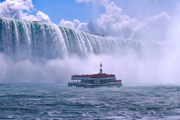 Prohlídková Loď Niagarských Vodopádů Zahalena Mlze Když Blíží Horseshoe Falls — Stock fotografie