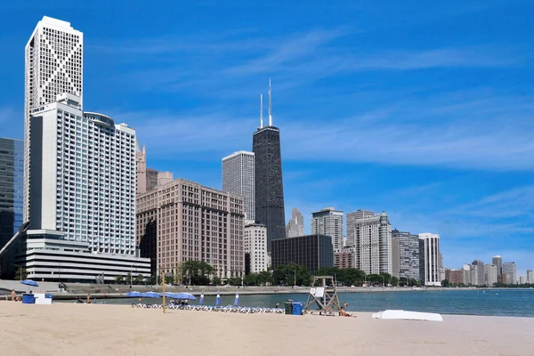 シカゴはダウンタウンのゴールドコースト地域を含むミシガン湖沿いの住民に暖かい砂浜を提供しています — ストック写真
