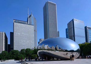Chicago, ABD - Ağustos 2022: Milllennium Park ziyaretçileri Bean 'deki yansımaların keyfini çıkarıyorlar.