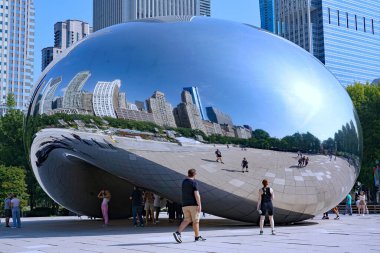 Chicago, ABD - Ağustos 2022: Milllennium Park ziyaretçileri Bean 'deki yansımaların keyfini çıkarıyorlar.