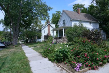 Beyaz kaplamalı iki katlı Amerikan banliyö caddesi.