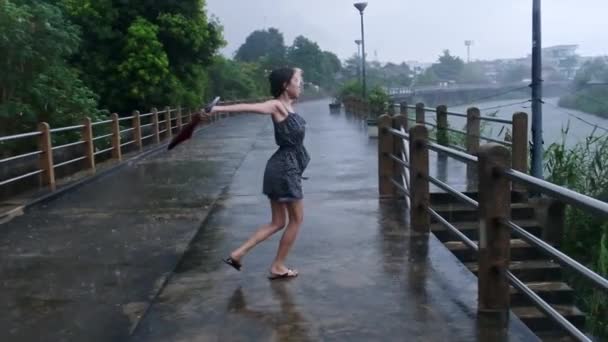 Lady Dancing Rain High Quality Fullhd Footage — Vídeo de Stock