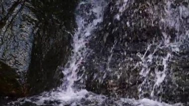 Yavaş çekim yüzen su, temiz su akıntısı, yakın çekim huzurlu ve dramatik video, su kabarcıkları. Yüksek kaliteli FullHD görüntüler