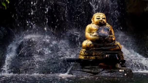 Tlustý Zlatý Buddha Postava Obklopen Plovoucí Vodou Zpomaleném Filmu Přináší — Stock video
