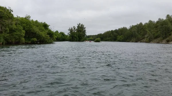 Boote Fahren Den Fluss Hinunter — Stockfoto