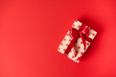 Saf renkli arka plan hediyesi, minimalizm konsepti, instagram, tatiller ve satışlar. Üst görünüm