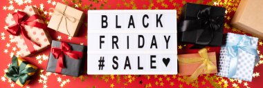 Büyük hediyeler ve yazıtlarla Kara Cuma afişi. Kutlama konsepti.