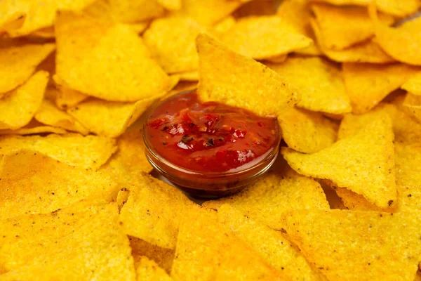 Finom Nachos Chips Fehér Tányéron Fűszeres Szósszal Közelről Sárga Tortilla — Stock Fotó