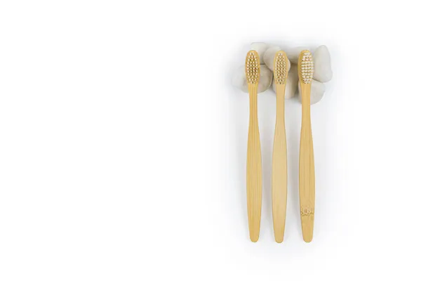 Padrão Escovas Dentes Bambu Com Pedras Brancas Fundo Branco — Fotografia de Stock