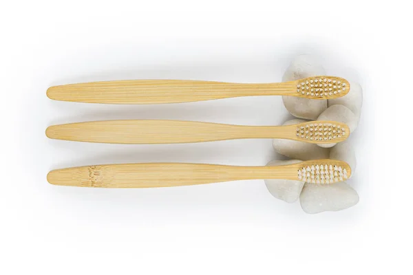 Cepillos Dientes Bambú Con Piedras Blancas Sobre Fondo Blanco Concepto —  Fotos de Stock