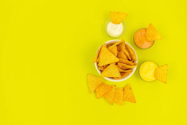 Comida Mexicana Tortilla Chips Uma Placa Branca Fundo Colorido Com — Fotografia de Stock