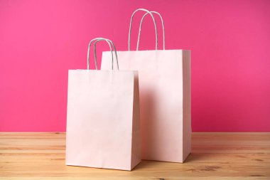 Temiz pembe paketler parlak pembe arka planda. Son ekoloji ve üraniyel alışveriş.