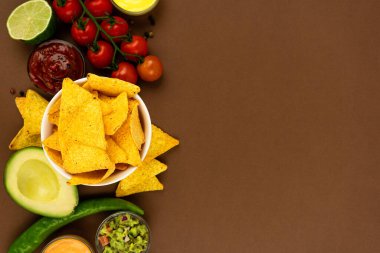 Tareok bir kutuda soslu ve malzemeli kızarmış tortilla cipsi. Metin için yer.