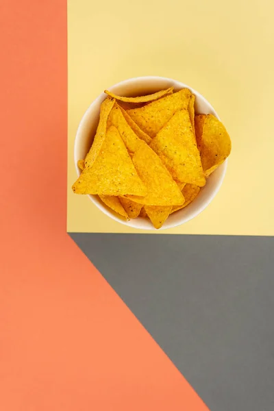 Mexikói Nachos Kukorica Chips Fehér Tányéron Színes Volumetrikus Háttérrel — Stock Fotó