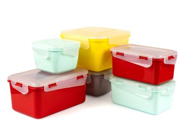 Çok renkli plastik beslenme çantaları beyaz arkaplanda, yan görünümde katlanmış.