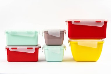 Beyaz arka planda izole edilmiş gıda ürünleri için plastik renkli kaplar. Bir yığın beslenme çantası. Yan görünüm