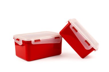 Beyaz arka planda izole edilmiş kırmızı renkli gıda ürünleri için plastik kaplar. Beslenme çantaları