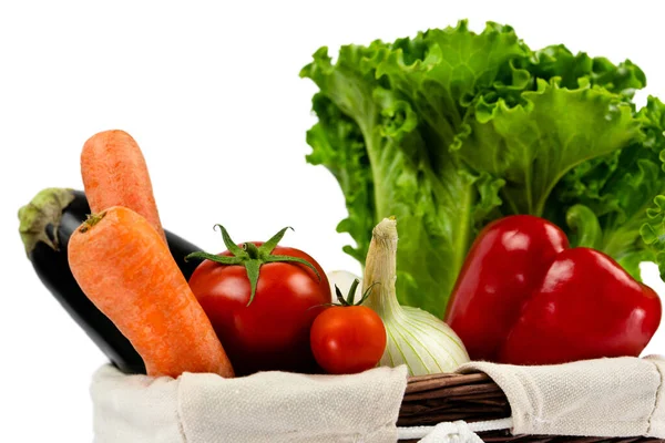 Verduras Frescas Maduras Una Canasta Mimbre Comida Vegana Saludable Hortalizas Fotos de stock libres de derechos