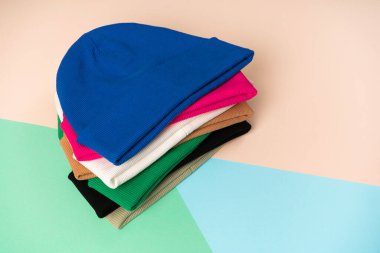 Renkli bir arkaplanda değişik parlak renklerde el yapımı şapkalar koleksiyonu.