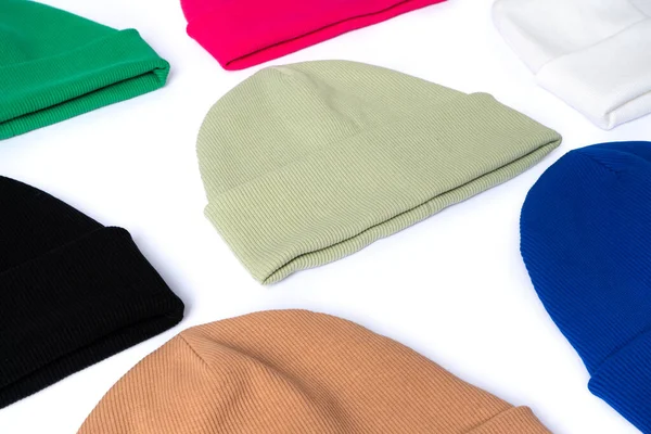 Elegantes Gorros Juveniles Colección Invierno Colores Brillantes Dispuestos Sobre Una — Foto de Stock