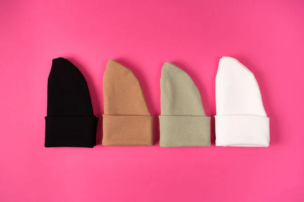 Шляпы Beanie Текущих Основных Цветах Осени Зимы Ярко Розовом Фоне — стоковое фото