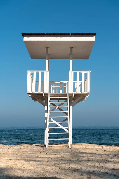 Güneşli Havada Kumsalda Boş Bir Gözlem Kulesi Dikey Fotoğraf — Stok fotoğraf