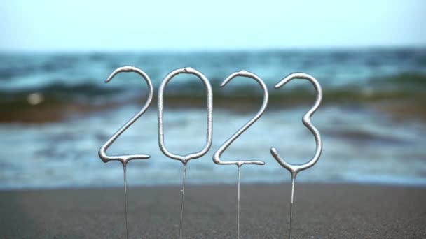 Siffror För Det Kommande Nyåret 2023 Bland Vågorna Stranden Nytt — Stockvideo